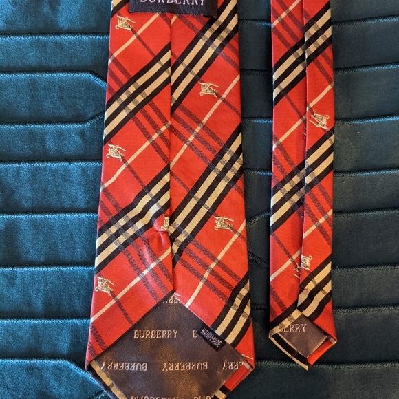 100% Silk Handmade Burberry Necktie - Picture 5 of 7